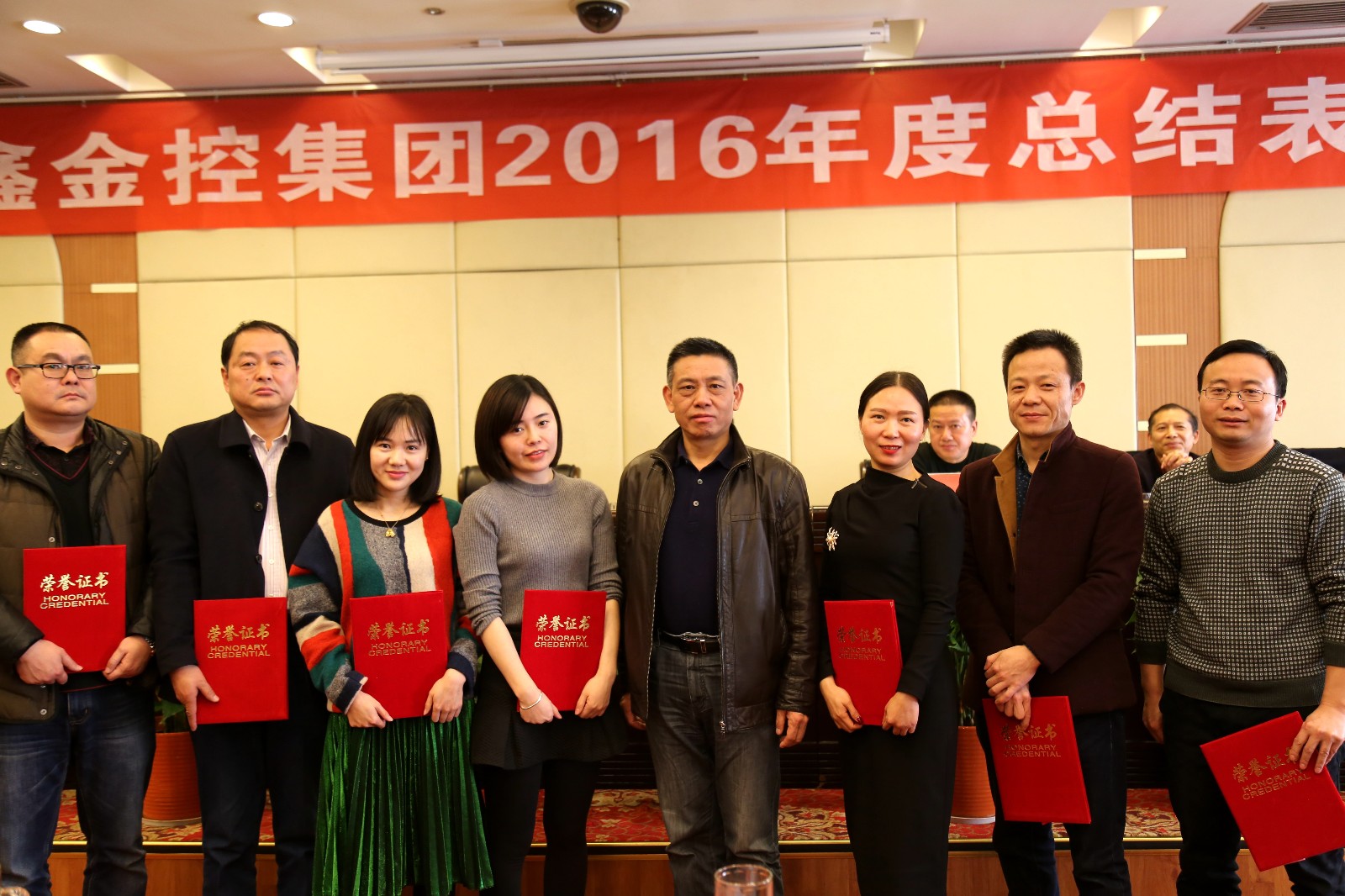 9、市財(cái)政局領(lǐng)導(dǎo)蘇和平與先進(jìn)集體合影.JPG