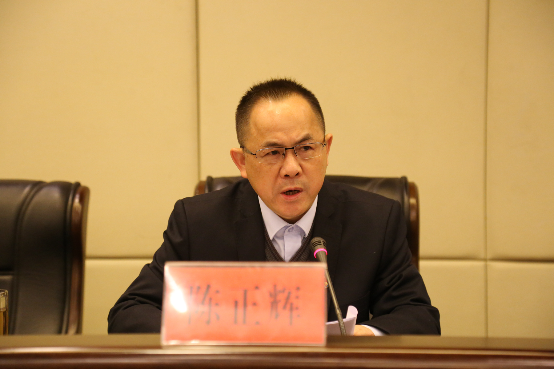 集團(tuán)公司黨委委員、副總經(jīng)理陳正輝宣讀 《常德財(cái)鑫金融控股集團(tuán)有限責(zé)任公司員工雙向選擇工作方案》.JPG