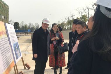 數(shù)百名返鄉(xiāng)成功人士蒞臨參觀常德財(cái)富中心項(xiàng)目
