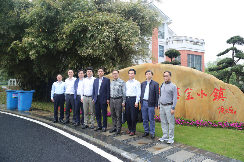 各個(gè)銀行負(fù)責(zé)人在基金小鎮(zhèn)合影.JPG