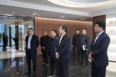 市政府領導一行蒞臨財鑫集團考察調研
