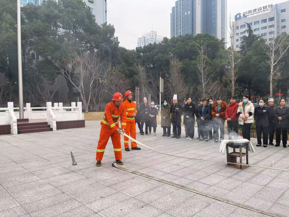 實操培訓(xùn)：消防專員展示消防水帶使用方法
