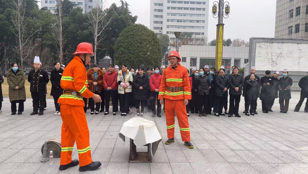 實操培訓(xùn)：滅火毯使用方法