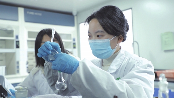 科研人員正在做實驗