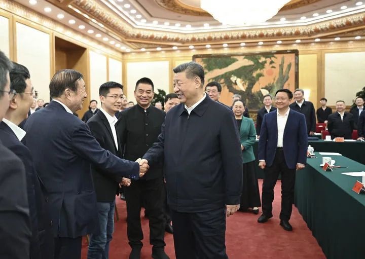2月17日，中共中央總書記、國家主席、中央軍委主席習(xí)近平在京出席民營企業(yè)座談會并發(fā)表重要講話。這是習(xí)近平同民營企業(yè)負(fù)責(zé)人親切交流。新華社記者 李學(xué)仁 攝