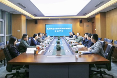 南寧金融集團(tuán)到財(cái)鑫集團(tuán)開展學(xué)習(xí)交流